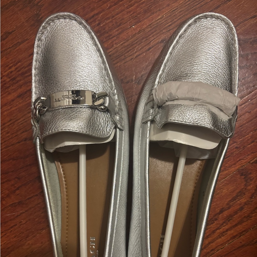 NWOT Coach Olive loafer in silver